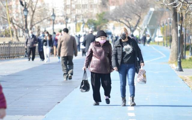 Uyarılar işe yaramıyor! Koronanın durdurulamadığı ilimizde endişelendiren görüntüler