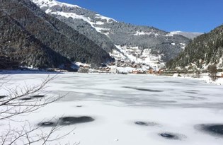 Beyaz örtüyle kaplanan Uzungöl buz tuttu