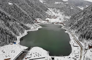 Trabzon'un doğa harikası Uzungöl kısmen dondu