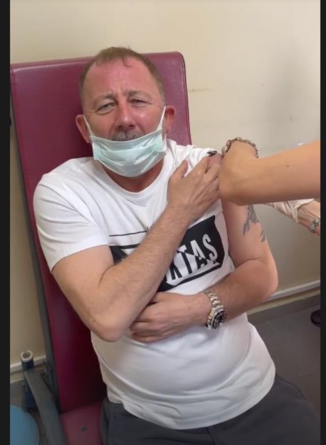 Aşı yaptıran Sergen Yalçın'ın verdiği komik tepkiler sosyal medyayı salladı