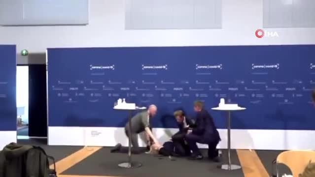 - AstraZeneca aşısının kullanımının durdurulduğunu açıklarken bayıldı