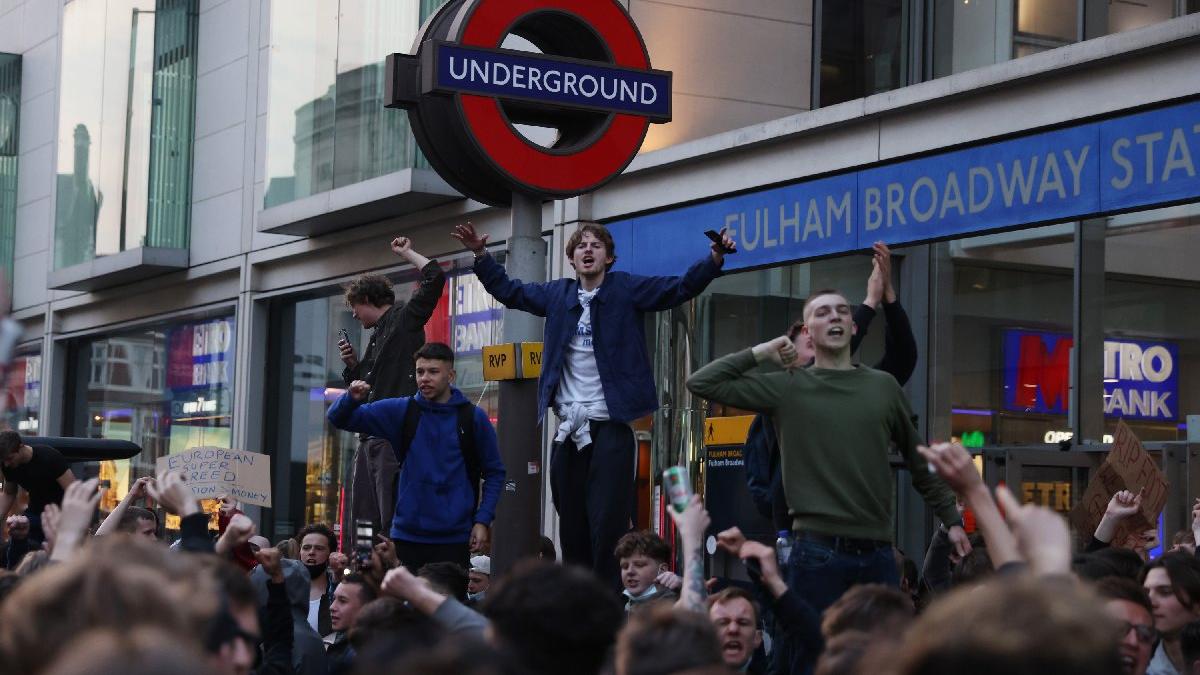 Chelsea taraftarı protesto etti, karardan vazgeçildi