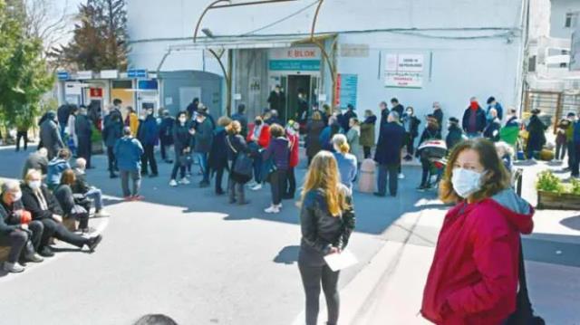 Bakan Koca aşı sırasının 55 yaş üzerine geldiğini duyurdu, vatandaşlar hastanelere akın etti