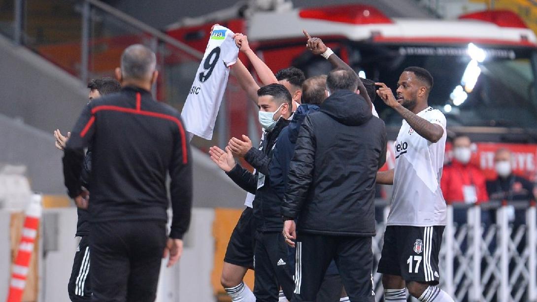 Ghezzal golü attı, Hasic'in formasını açtı