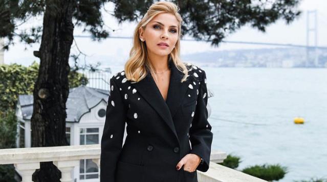 Boğaz manzaralı yalısından Evde kal çağrısı yapan Arzu Sabancı'ya tepki yağıyor