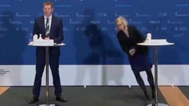 Canlı yayında korkutan olay! AstraZeneca aşısının kullanımının durdurulduğunu açıklarken bayıldı