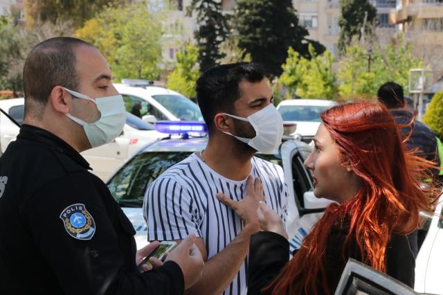 Denetimde sevgilisine ceza yazıldığını düşünen genç kız, gözyaşlarını tutamadı