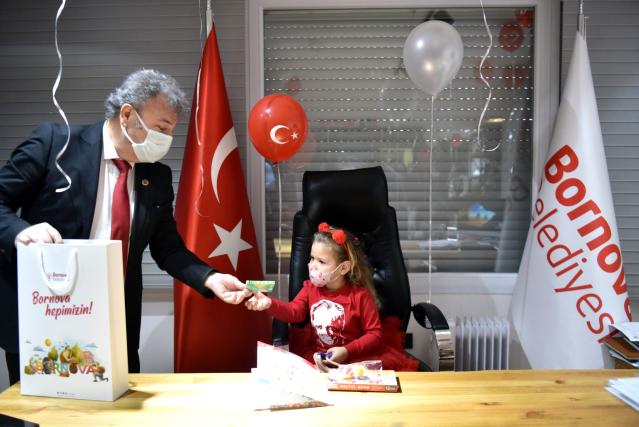 İzmir depreminin mucize bebeği Ayda, Bornova'da başkanlık koltuğuna oturdu