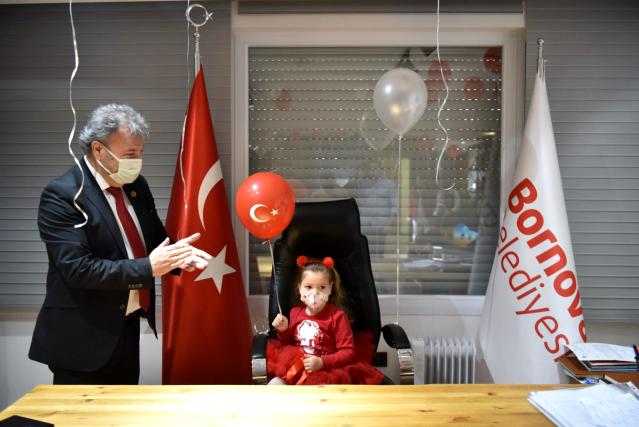 İzmir depreminin mucize bebeği Ayda, Bornova'da başkanlık koltuğuna oturdu