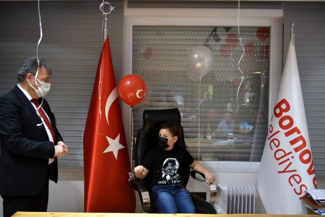 İzmir depreminin mucize bebeği Ayda, Bornova'da başkanlık koltuğuna oturdu