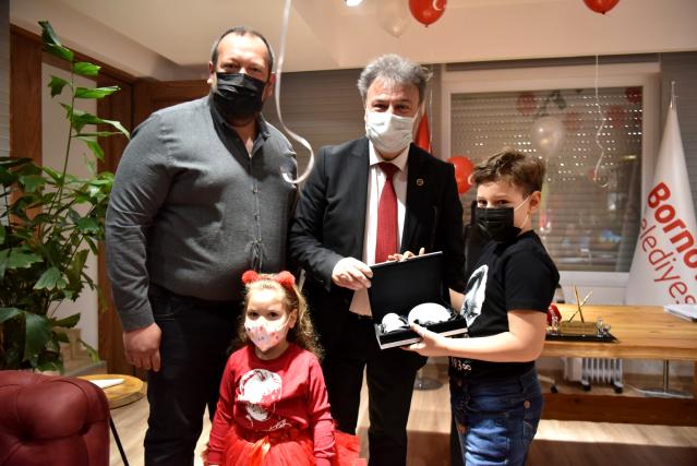 İzmir depreminin mucize bebeği Ayda, Bornova'da başkanlık koltuğuna oturdu