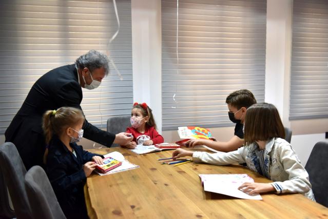 İzmir depreminin mucize bebeği Ayda, Bornova'da başkanlık koltuğuna oturdu