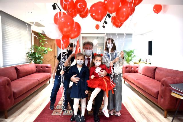 İzmir depreminin mucize bebeği Ayda, Bornova'da başkanlık koltuğuna oturdu