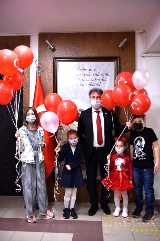 İzmir depreminin mucize bebeği Ayda, Bornova'da başkanlık koltuğuna oturdu