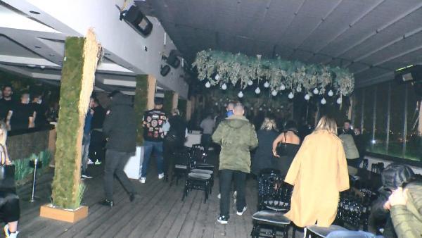 'Eğlence sahnesi çekeceğiz' denilerek düzenlenen 500 kişilik partiye baskın! Korkudan tel çitlere aldırmadan ağaçlık alana kaçtılar