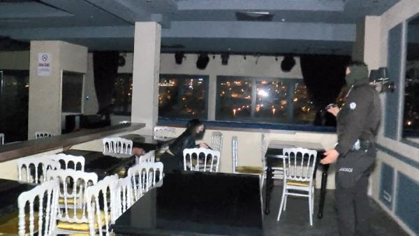 'Eğlence sahnesi çekeceğiz' denilerek düzenlenen 500 kişilik partiye baskın! Korkudan tel çitlere aldırmadan ağaçlık alana kaçtılar