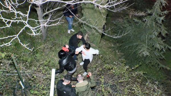 'Eğlence sahnesi çekeceğiz' denilerek düzenlenen 500 kişilik partiye baskın! Korkudan tel çitlere aldırmadan ağaçlık alana kaçtılar