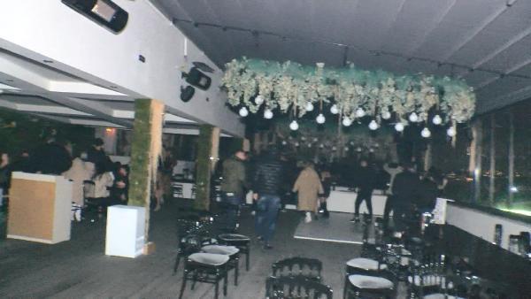 'Eğlence sahnesi çekeceğiz' denilerek düzenlenen 500 kişilik partiye baskın! Korkudan tel çitlere aldırmadan ağaçlık alana kaçtılar