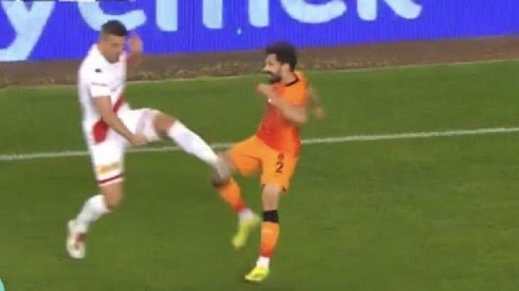 İlk yarıda kırmızı kart tepkisi gören Podolski ikinci yarıda atıldı