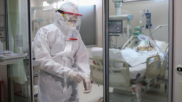 Gidişat hiç iyi değil! Virüsün hedefindeki yaş grubu değişti, yoğun bakımlar dolup taştı
