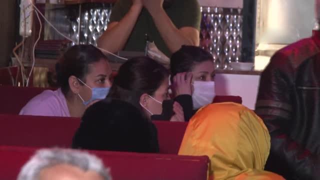 Son dakika haber | Eğlence mekanı baskınında yakalandı, kamerayı görünce böyle poz verdi