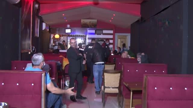 Son dakika haber | Eğlence mekanı baskınında yakalandı, kamerayı görünce böyle poz verdi