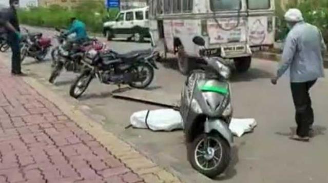 Salgında kabusu yaşayan Hindistan'da cenaze ambulanstan düştü, o anlar kamerada