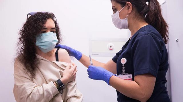 İlk doz aşıyı olduktan sonra koronavirüse yakalananlara sil baştan aşı uygulaması