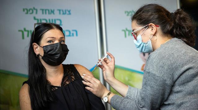 Nüfusunun yarısından fazlasına ikinci doz aşı uygulayan İsrail'de açık alanlarda maske takma zorunluluğu kaldırıldı