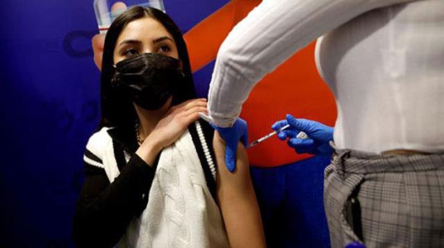 Nüfusunun yarısından fazlasına ikinci doz aşı uygulayan İsrail'de açık alanlarda maske takma zorunluluğu kaldırıldı