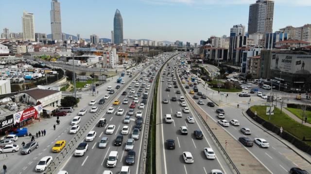 İstanbul'da hafta sonu kısıtlaması öncesi trafik yüzde 70'e ulaştı