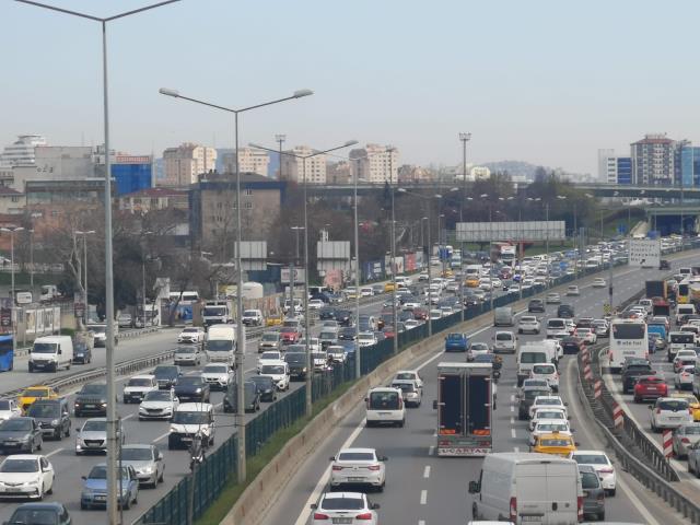 İstanbul'da hafta sonu kısıtlaması öncesi trafik yüzde 70'e ulaştı