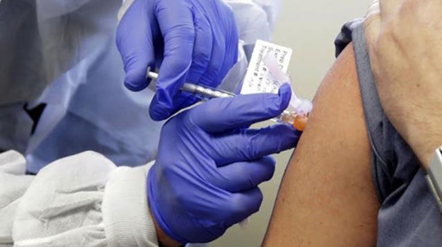 Koronavirüs aşısına gitmeyenlerin sayısı çok olunca çözümü iki koli yumurtada buldular