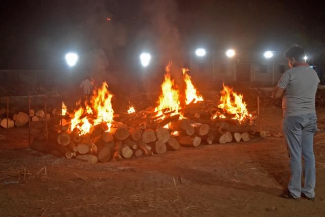 Koronaya yenik düştüler! Sağlık sistemi çöken ülkede cansız bedenleri yakan fırınlar artık 24 saat çalışıyor