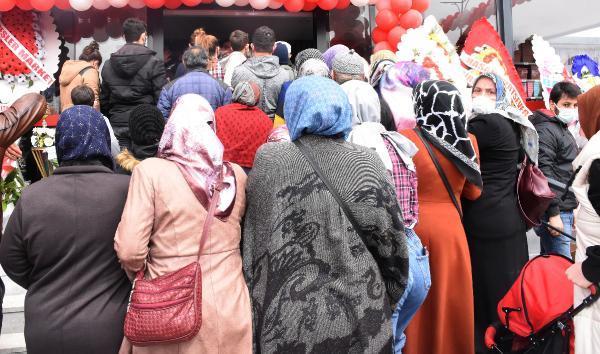 Son dakika haberleri... SİVAS MARKET AÇILIŞINDA KORONAVİRÜSE RAĞMEN 'İNDİRİM' İZDİHAMI
