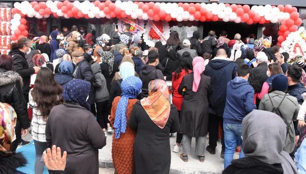 Son dakika haberleri... SİVAS MARKET AÇILIŞINDA KORONAVİRÜSE RAĞMEN 'İNDİRİM' İZDİHAMI