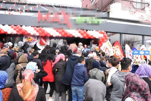 Market açılışında pes dedirten görüntüler! İndirim uğruna koronavirüs kurallarını hiçe saydılar