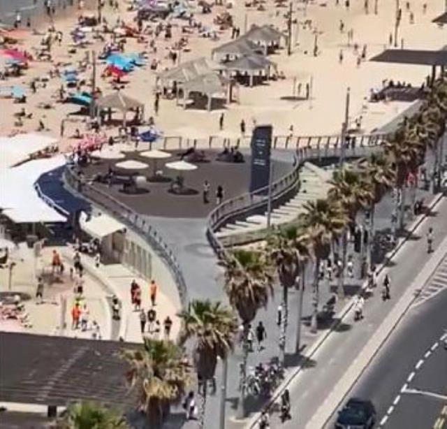 Maske zorunluluğunu kaldıran İsrail'de plajlar tıklım tıklım