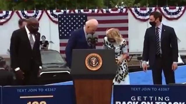 Maskesini bulamayan Joe Biden paniğe kapıldı: Başım belada