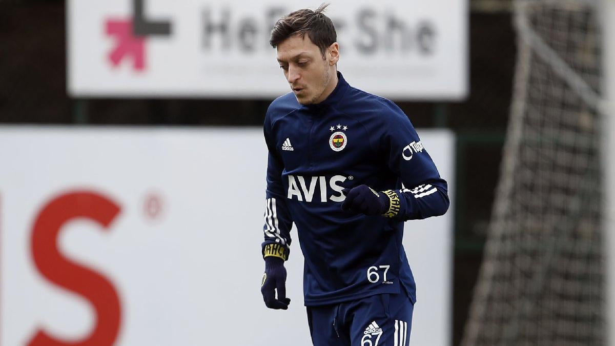Mesut Özil özel kramponuyla dönüyor
