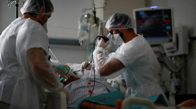 Mutant virüsün bir dakikada bulaşabildiğini belirten uzmanlar uyarıyor: Kalabalık ortamlarda çift maske takın