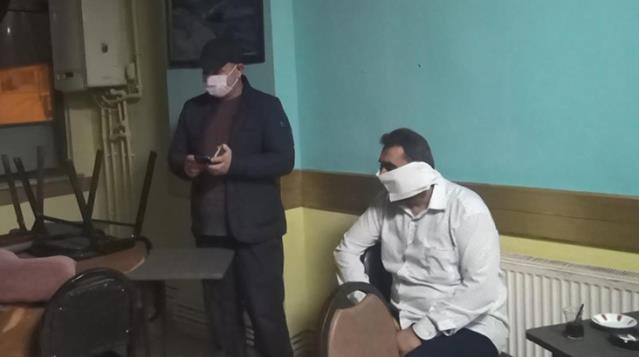 Polis baskınında ilginç anlar! Ne yapacağını şaşıran adam, tuvalet kağıdından medet umdu