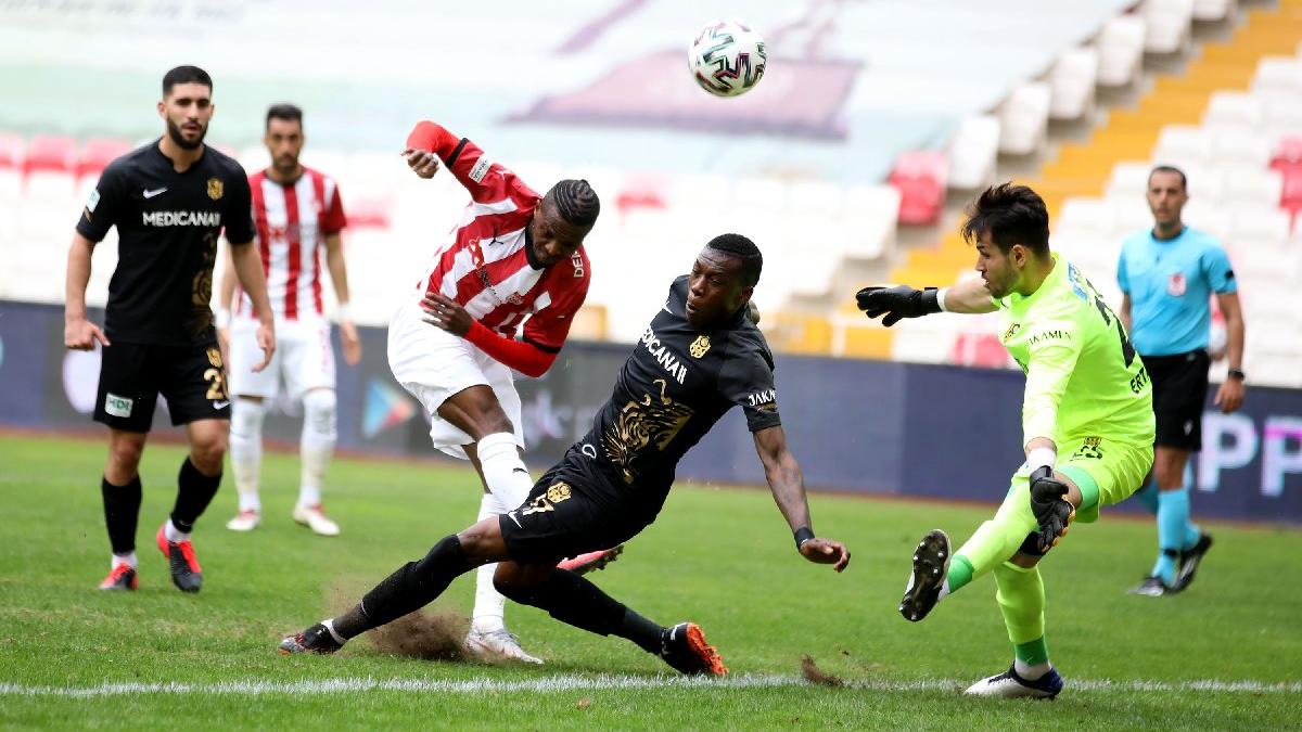 Sivasspor Yeni Malatyaspor maçında üç puan son dakikada geldi... Seri 15 maça çıktı