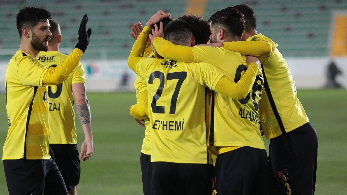 İstanbulspor Tuzlaspor'u ikinci yarı geçti