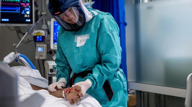 Salgın için komplo teorisi diyen Norveçli evinde verdiği iki partiden sonra koronavirüsten öldü