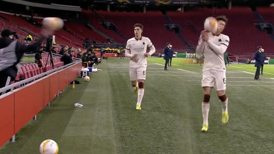 Top toplayıcı, Roma'nın yıldızı Riccardo Calafiori'nin suratına top attı