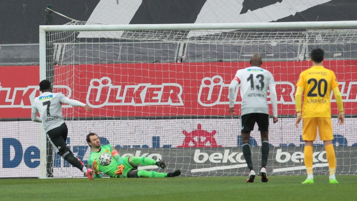 Penaltıyı kaçıran N'koudou'ya büyük tepki! 17 maç sonra kazandı ama...