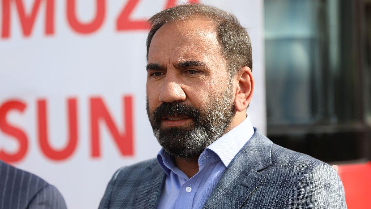 Mecnun Otyakmaz: Elini çekiyor gibi ama kolu bayağı açık