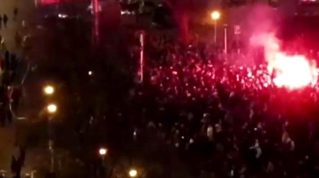 Seyircisiz maçlar canlarına tak etti! Polonya'da öfkeli taraftarlar polisle çatıştı