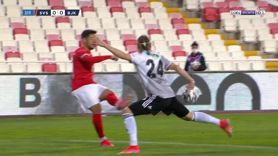 Sivasspor-Beşiktaş maçında penaltı tartışması!